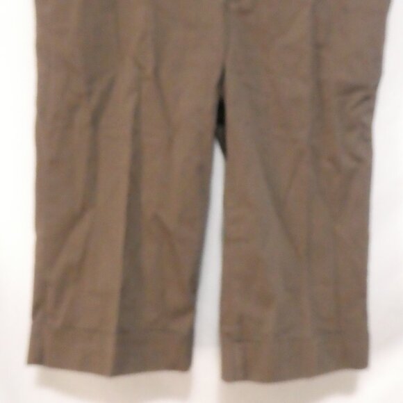 CLUB MONACO | size 6 | Stylish Khaki Mid-Rise Capris - Picture 6 of 14